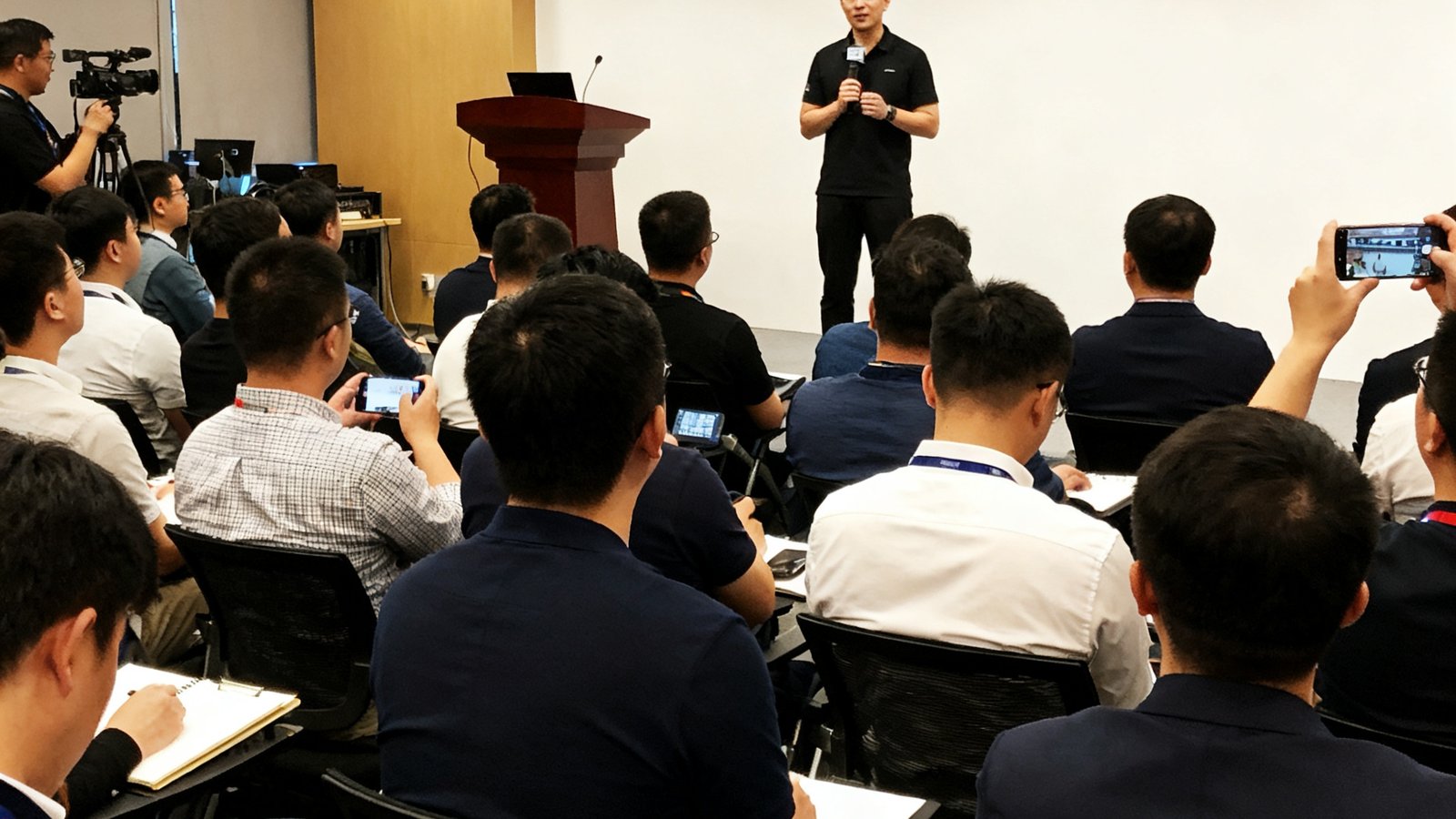 球探体育CEO张明远在品牌体育营销论坛上发表演讲，台下坐满企业代表和媒体人士。